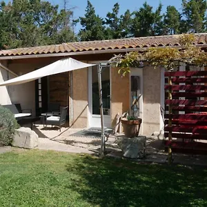 https://mas-maurane-les-lavandes.fr-provencehotel.com